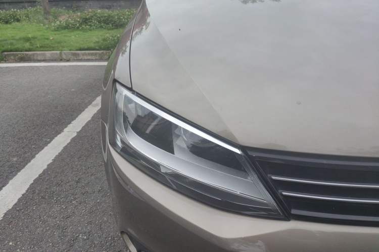 Used Volkswagen Sagitar 2014 1.6L Automatic Comfort Model Right Front Headlight