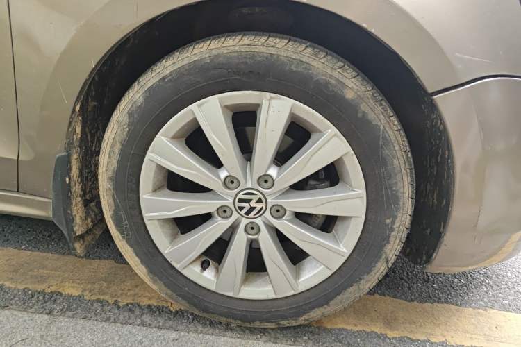Used Volkswagen Sagitar 2014 Revised Version 1.6L Automatic Comfort Edition Right Front Wheel Hub