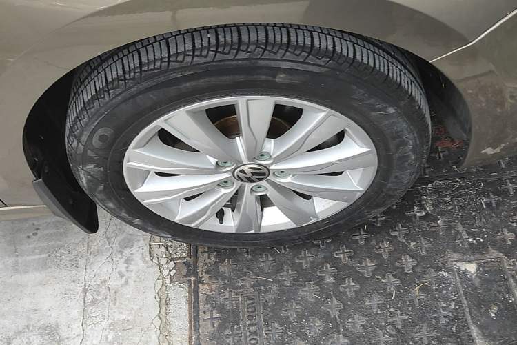 Used Volkswagen Sagitar 2014 1.6L Automatic Comfort Model Right Front Wheel Hub