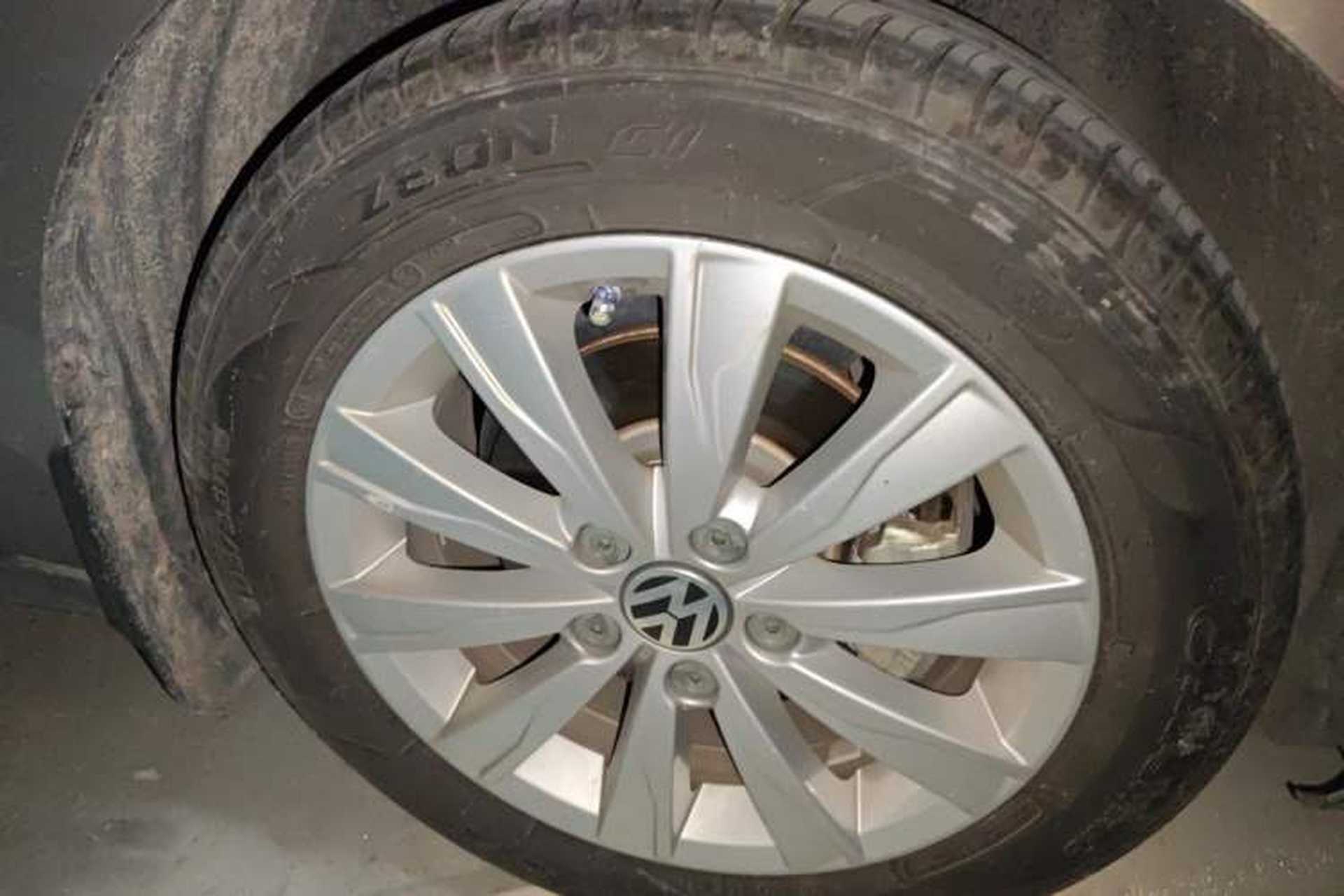 Used Volkswagen Sagitar 2014 1.6L Automatic Comfort Model Right Front Wheel Hub
