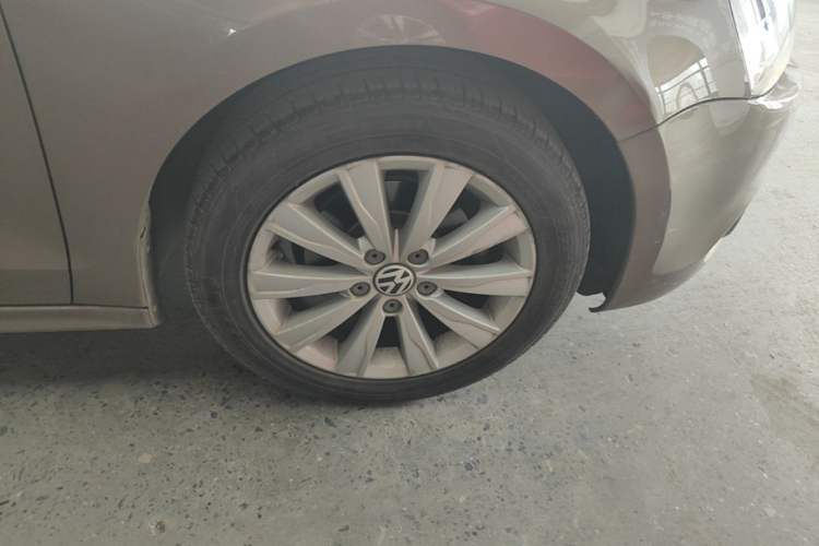 Used Volkswagen Sagitar 2014 Revised Version 1.6L Automatic Comfort Edition Right Front Wheel Hub