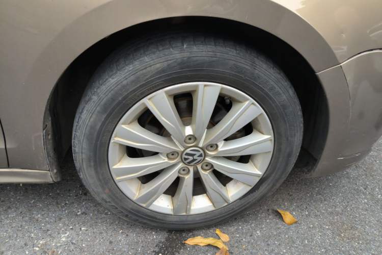 Used Volkswagen Sagitar 2014 Revised Version 1.6L Automatic Comfort Edition Right Front Wheel Hub