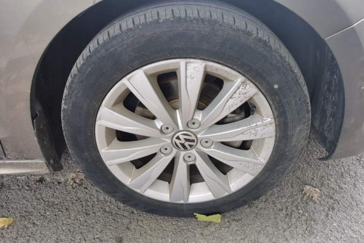 Used Volkswagen Sagitar 2014 Revised Version 1.6L Manual Comfort Edition Right Front Wheel Hub