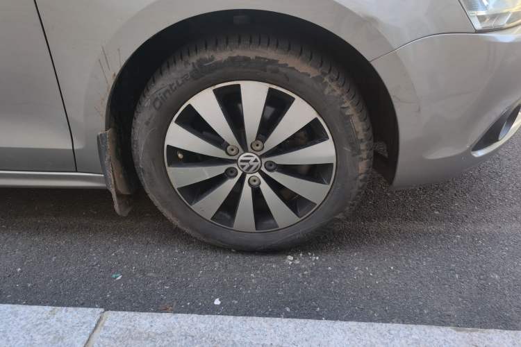 Used Volkswagen Sagitar 2014 Revised Version 1.4TSI Automatic Luxury Edition Right Front Wheel Hub