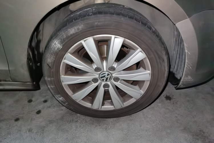 Used Volkswagen Sagitar 2014 Revised Version 1.4TSI Automatic Luxury Edition Right Front Wheel Hub