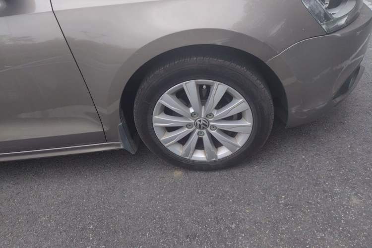 Used Volkswagen Sagitar 2014 1.6L Automatic Comfort Model Right Front Wheel Hub