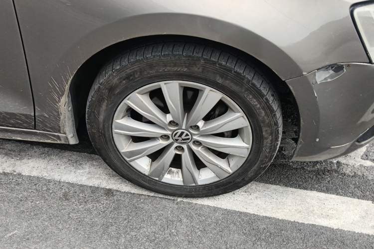 Used Volkswagen Sagitar 2014 Revised Version 1.4TSI Automatic Luxury Edition Right Front Wheel Hub