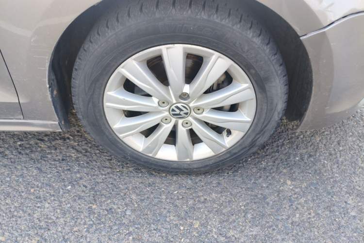 Used Volkswagen Sagitar 2014 Revised Version 1.4TSI Automatic Luxury Edition Right Front Wheel Hub