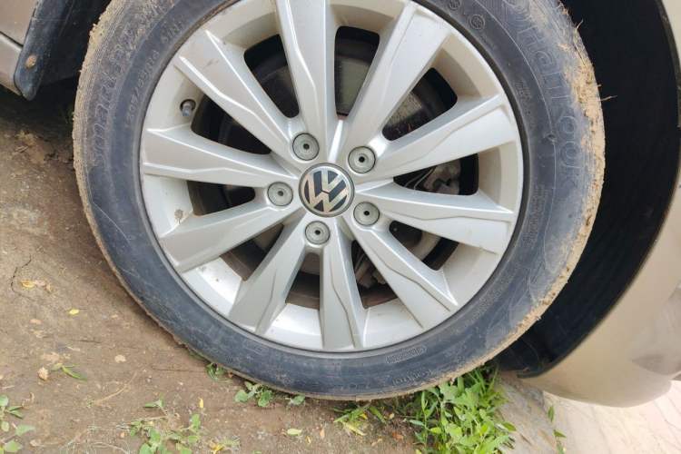 Used Volkswagen Sagitar 2014 Revised Version 1.4TSI Automatic Luxury Edition Right Front Wheel Hub
