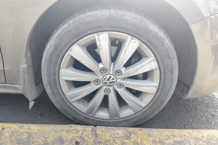 Used Volkswagen Sagitar 2014 Revised Version 1.4TSI Automatic Luxury Edition Right Front Wheel Hub
