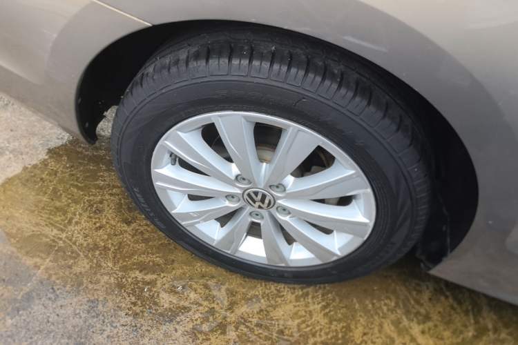 Used Volkswagen Sagitar 2014 Revised Version 1.6L Automatic Comfort Edition Right Rear Wheel Hub