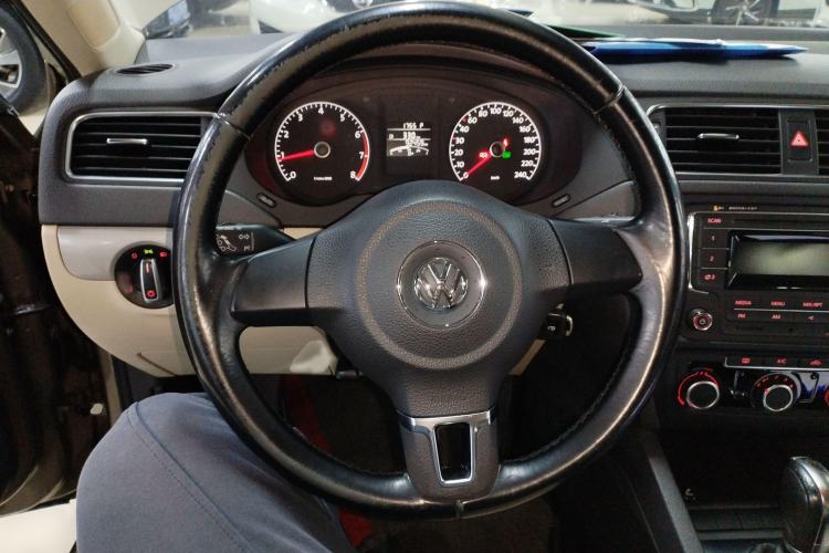 Used Volkswagen Sagitar 2014 Revised Version 1.6L Automatic Comfort Edition Steering Wheel
