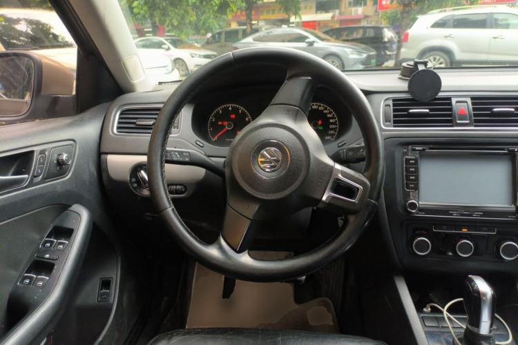 Used Volkswagen Sagitar 2014 Revised Version 1.6L Automatic Comfort Edition Steering Wheel