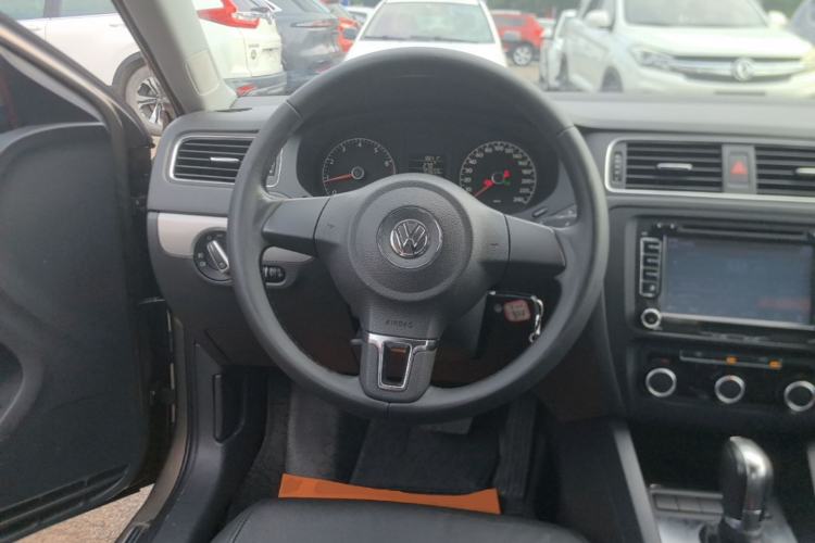 Used Volkswagen Sagitar 2014 Revised Version 1.6L Automatic Comfort Edition Steering Wheel