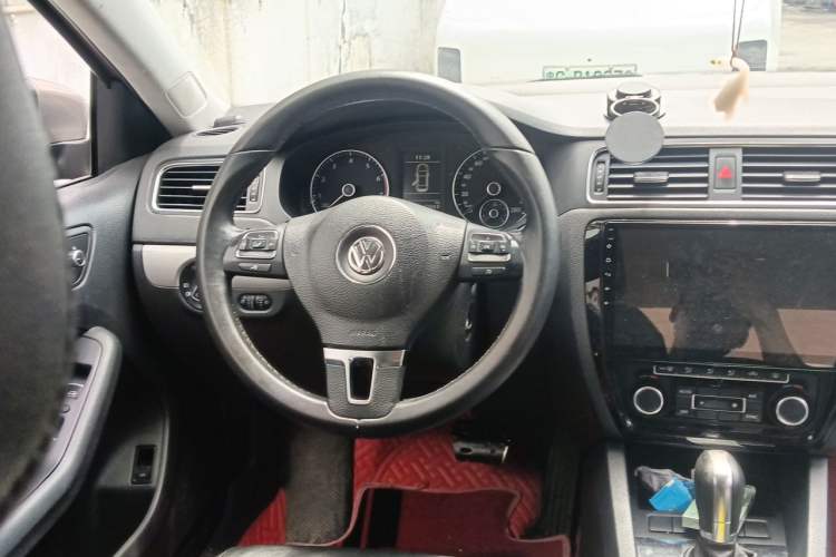Used Volkswagen Sagitar 2014 Revised Version 1.4TSI Automatic Luxury Edition Steering Wheel