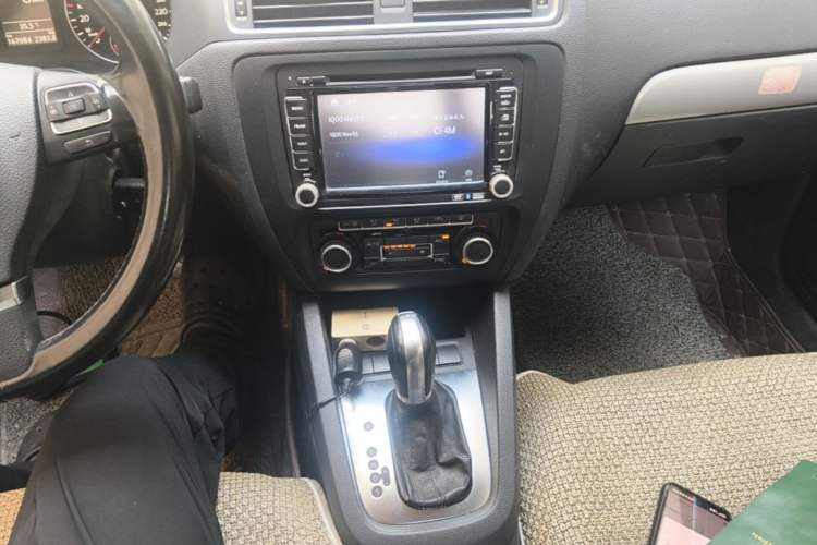 Used Volkswagen Sagitar 2014 Revised Version 1.4TSI Automatic Luxury Edition Audio And AC Panel