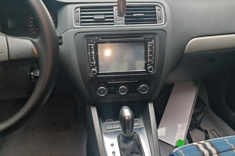 Used Volkswagen Sagitar 2014 Revised Version 1.6L Automatic Comfort Edition Audio And AC Panel