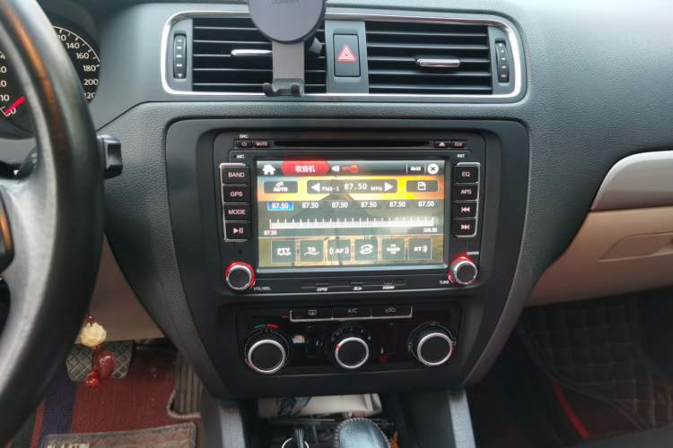 Used Volkswagen Sagitar 2014 1.6L Automatic Comfort Model Audio And AC Panel