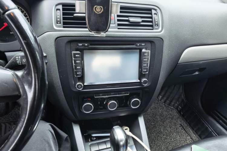 Used Volkswagen Sagitar 2014 Revised Version 1.6L Automatic Comfort Edition Audio And AC Panel
