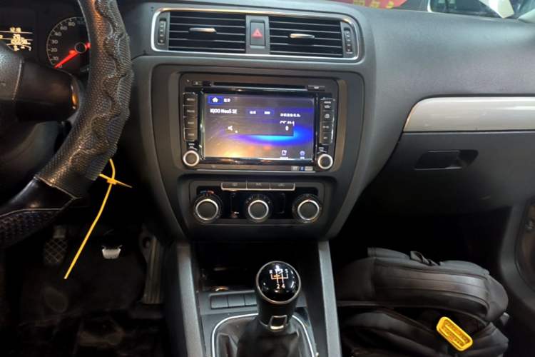 Used Volkswagen Sagitar 2014 Revised Version 1.6L Manual Leading Edition Audio And AC Panel