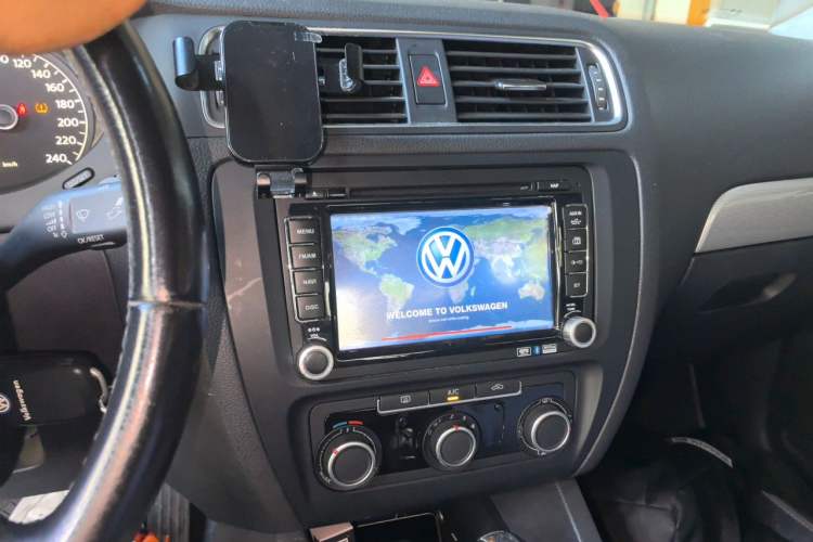 Used Volkswagen Sagitar 2014 1.6L Automatic Comfort Model Audio And AC Panel