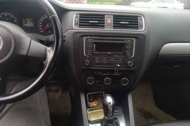 Used Volkswagen Sagitar 2014 1.6L Automatic Comfort Model Audio And AC Panel
