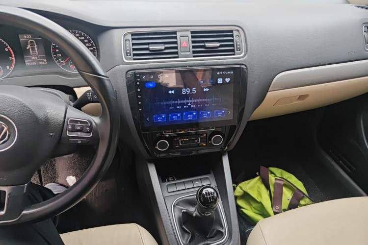 Used Volkswagen Sagitar 2014 1.4TSI Manual Luxury Model Audio And AC Panel