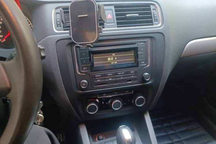 Used Volkswagen Sagitar 2014 1.6L Automatic Comfort Model Audio And AC Panel