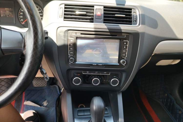 Used Volkswagen Sagitar 2014 Revised Version 1.6L Automatic Comfort Edition Audio And AC Panel