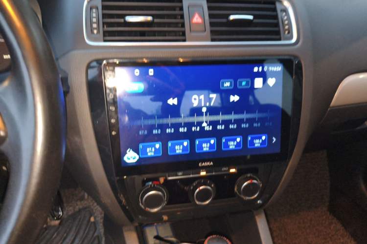 Used Volkswagen Sagitar 2014 1.6L Automatic Comfort Model Audio And AC Panel