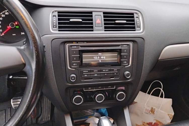 Used Volkswagen Sagitar 2014 Revised Version 1.6L Automatic Comfort Edition Audio And AC Panel
