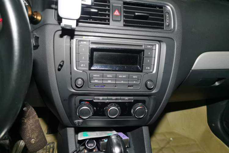Used Volkswagen Sagitar 2014 Revised Version 1.6L Automatic Leading Edition Audio And AC Panel