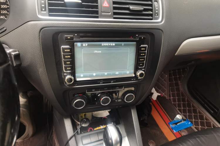 Used Volkswagen Sagitar 2014 1.6L Automatic Comfort Model Audio And AC Panel