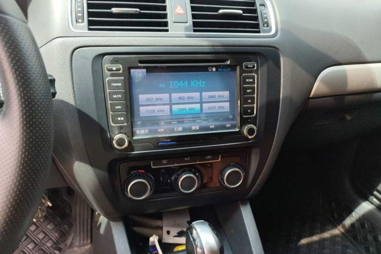 Used Volkswagen Sagitar 2014 1.6L Automatic Comfort Model Audio And AC Panel