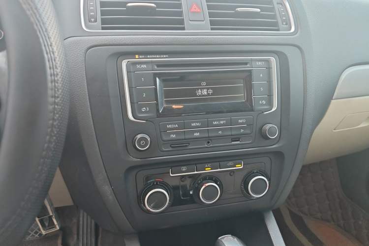 Used Volkswagen Sagitar 2014 Revised Version 1.6L Automatic Comfort Edition Audio And AC Panel