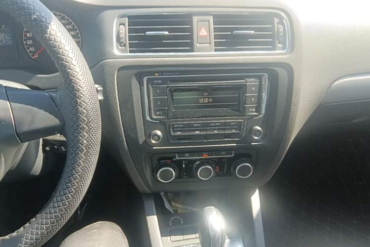 Used Volkswagen Sagitar 2014 Revised Version 1.6L Automatic Comfort Edition Audio And AC Panel