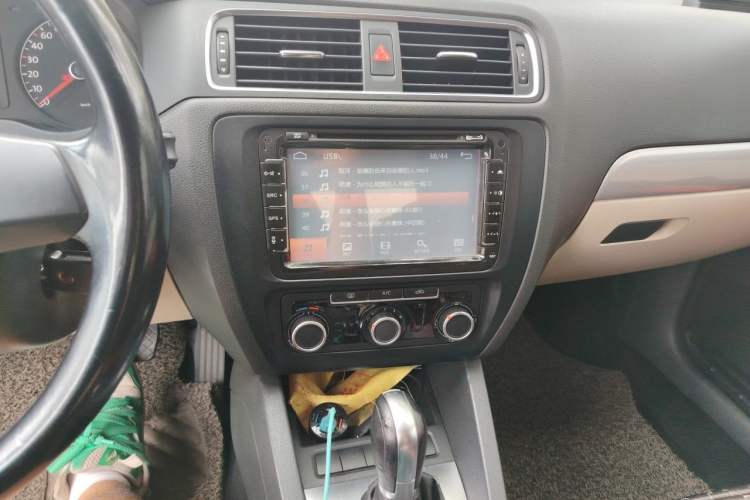 Used Volkswagen Sagitar 2014 Revised Version 1.6L Automatic Comfort Edition Audio And AC Panel