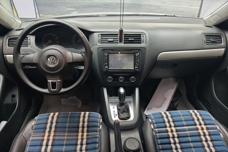 Used Volkswagen Sagitar 2014 Revised Version 1.6L Automatic Comfort Edition Center Console