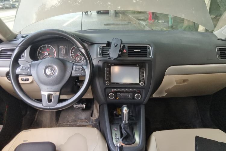 Used Volkswagen Sagitar 2014 1.4TSI Automatic Luxury Model Center Console