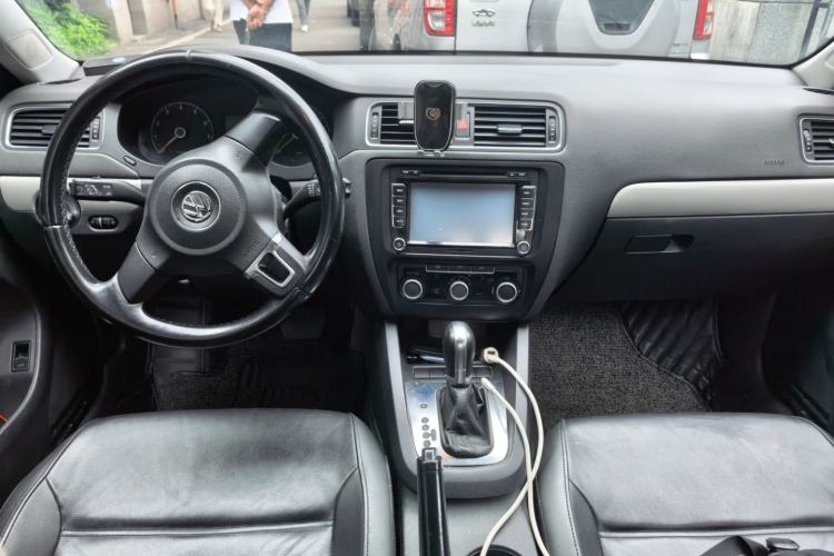 Used Volkswagen Sagitar 2014 Revised Version 1.6L Automatic Comfort Edition Center Console