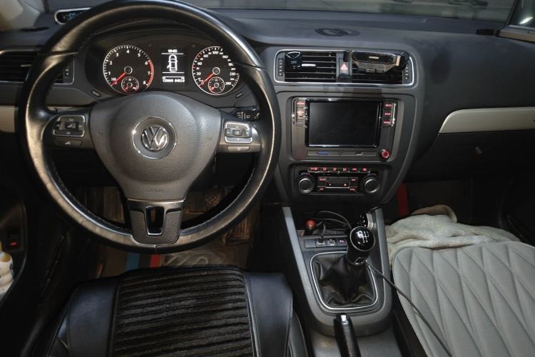 Used Volkswagen Sagitar 2014 Revised Version 1.4TSI Manual Luxury Edition Center Console