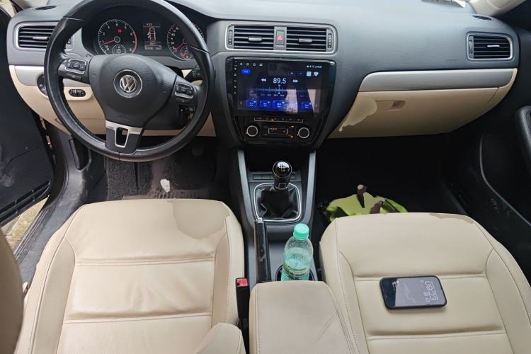 Used Volkswagen Sagitar 2014 1.4TSI Manual Luxury Model Center Console