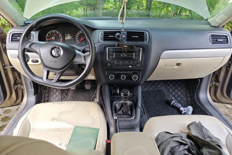 Used Volkswagen Sagitar 2014 1.6L Manual Comfort Model Center Console