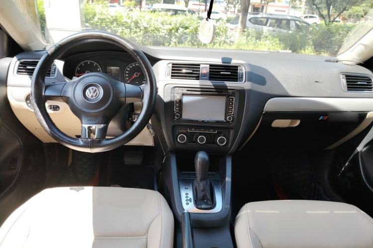 Used Volkswagen Sagitar 2014 Revised Version 1.6L Automatic Comfort Edition Center Console