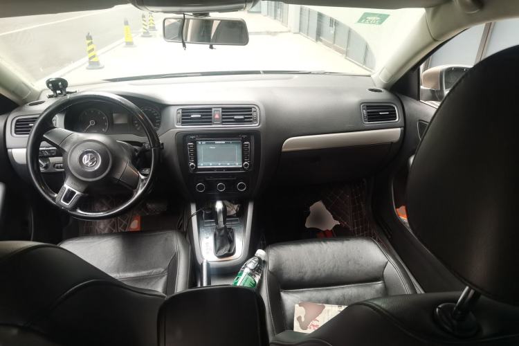 Used Volkswagen Sagitar 2014 1.6L Automatic Comfort Model Center Console