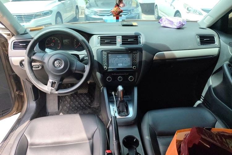 Used Volkswagen Sagitar 2014 1.6L Automatic Comfort Model Center Console