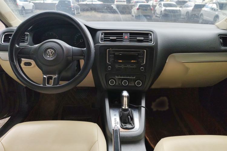 Used Volkswagen Sagitar 2014 Revised Version 1.6L Automatic Comfort Edition Center Console