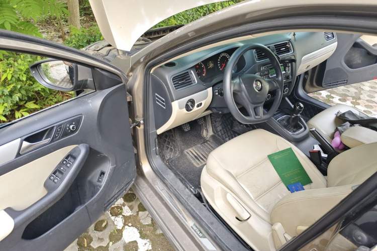 Used Volkswagen Sagitar 2014 1.6L Manual Comfort Model Driver Seat
