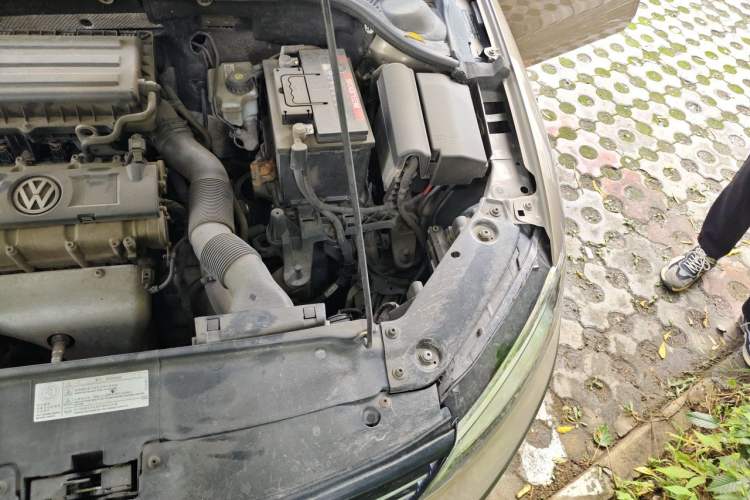 Used Volkswagen Sagitar 2014 1.6L Manual Comfort Model Engine Bay Left