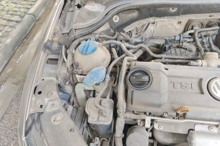 Used Volkswagen Sagitar 2014 1.4TSI Automatic Luxury Model Engine Bay Right